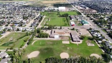 Saskatchewan, Saskatchewan yakınlarındaki hızla büyüyen bir çayır şehri olan Warman 'ın 4K' lık insansız hava aracı görüntüleri..