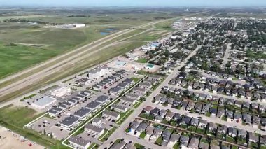 Sahne 4K İHA videosu Warman, SK 'nın yeşil alanlarını ve yerleşim yerlerini gösteriyor.