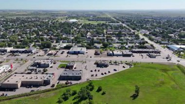 Saskatchewan, Saskatchewan yakınlarındaki hızla büyüyen bir çayır şehri olan Warman 'ın 4K' lık insansız hava aracı görüntüleri..