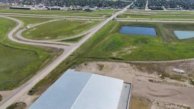 Sahne 4K İHA videosu Warman, SK 'nın yeşil alanlarını ve yerleşim yerlerini gösteriyor.