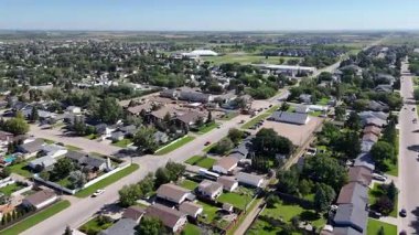 Sahne 4K İHA videosu Warman, SK 'nın yeşil alanlarını ve yerleşim yerlerini gösteriyor.