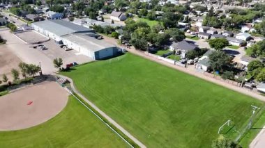 Sahne 4K İHA videosu Warman, SK 'nın yeşil alanlarını ve yerleşim yerlerini gösteriyor.