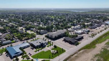 Saskatchewan 'ın en hızlı büyüyen topluluklarından biri olan Warman' ı ön plana çıkaran 4K hava klibi..