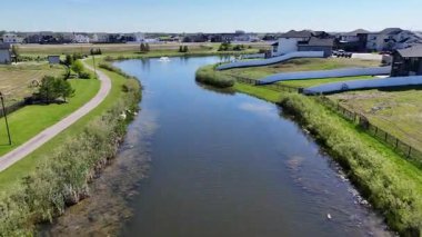 Sahne 4K İHA videosu Warman, SK 'nın yeşil alanlarını ve yerleşim yerlerini gösteriyor.