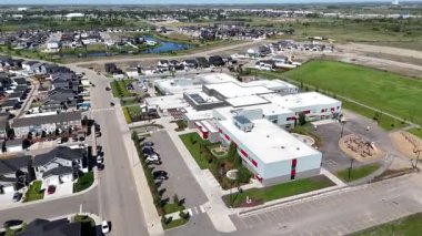 Saskatchewan, Saskatchewan yakınlarındaki hızla büyüyen bir çayır şehri olan Warman 'ın 4K' lık insansız hava aracı görüntüleri..
