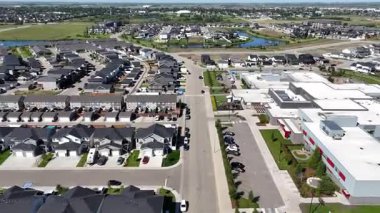 Sahne 4K İHA videosu Warman, SK 'nın yeşil alanlarını ve yerleşim yerlerini gösteriyor.