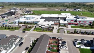 Saskatchewan, Saskatchewan yakınlarındaki hızla büyüyen bir çayır şehri olan Warman 'ın 4K' lık insansız hava aracı görüntüleri..