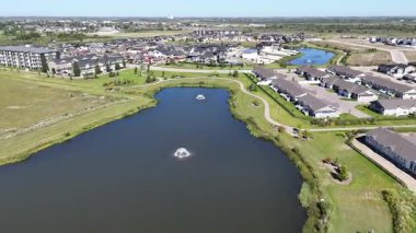 Saskatchewan 'ın en hızlı büyüyen topluluklarından biri olan Warman' ı ön plana çıkaran 4K hava klibi..