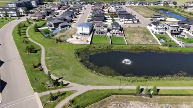 Saskatchewan, Saskatchewan yakınlarındaki hızla büyüyen bir çayır şehri olan Warman 'ın 4K' lık insansız hava aracı görüntüleri..