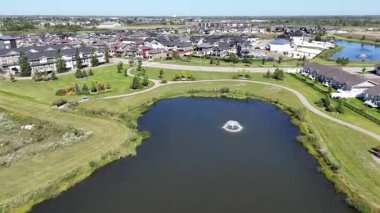 Saskatchewan, Saskatchewan yakınlarındaki hızla büyüyen bir çayır şehri olan Warman 'ın 4K' lık insansız hava aracı görüntüleri..