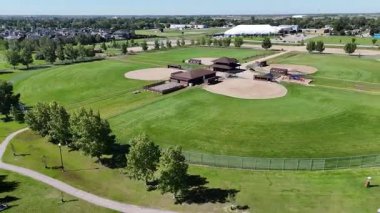 Saskatchewan 'ın en hızlı büyüyen topluluklarından biri olan Warman' ı ön plana çıkaran 4K hava klibi..