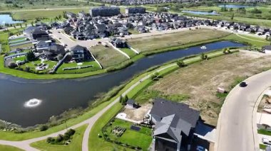 Saskatchewan 'ın en hızlı büyüyen topluluklarından biri olan Warman' ı ön plana çıkaran 4K hava klibi..