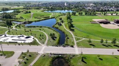Saskatchewan, Saskatchewan yakınlarındaki hızla büyüyen bir çayır şehri olan Warman 'ın 4K' lık insansız hava aracı görüntüleri..