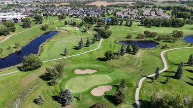 Sahne 4K İHA videosu Söğütler 'i lüks evleri ve golf sahası manzaralı gösteriyor..