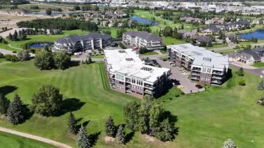 Saskatoon 'un prestijli bir banliyö bölgesi olan Söğütler' i ön plana çıkaran 4K hava klibi..