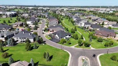 Sahne 4K İHA videosu Söğütler 'i lüks evleri ve golf sahası manzaralı gösteriyor..