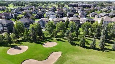 Sahne 4K İHA videosu Söğütler 'i lüks evleri ve golf sahası manzaralı gösteriyor..