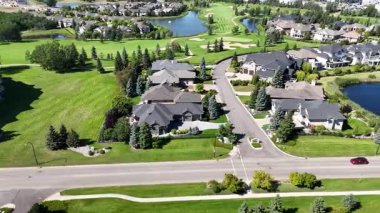 Saskatoon 'daki Söğüt mahallesi ve golf sahası topluluğunun 4K insansız hava aracı görüntüleri..