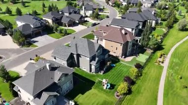 Saskatoon 'un prestijli bir banliyö bölgesi olan Söğütler' i ön plana çıkaran 4K hava klibi..