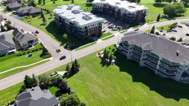 Sahne 4K İHA videosu Söğütler 'i lüks evleri ve golf sahası manzaralı gösteriyor..