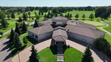 Söğütler, Saskatoonlar 'ın ilk golfü ve yerleşim alanlarının 4K' lık insansız hava aracı görüntüleri..