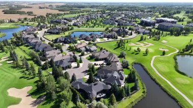 Sahne 4K İHA videosu Söğütler 'i lüks evleri ve golf sahası manzaralı gösteriyor..