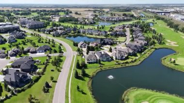 Saskatoon 'daki Söğüt mahallesi ve golf sahası topluluğunun 4K insansız hava aracı görüntüleri..