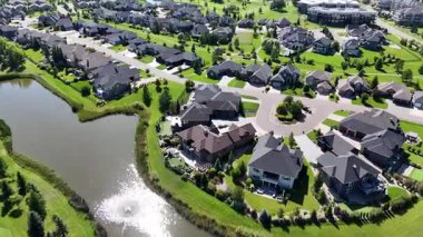 Söğütler, Saskatoonlar 'ın ilk golfü ve yerleşim alanlarının 4K' lık insansız hava aracı görüntüleri..