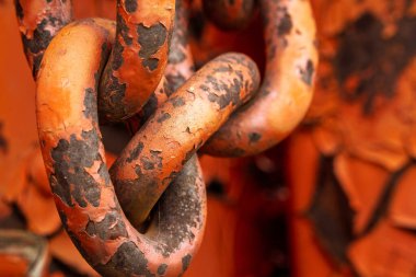 Paslı zincirli ve yıpranmış. Zincir turuncu ve üzerinde çok pas var.