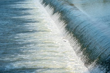 Suyun dik bir yamaçtan aşağı aktığı resimde şelale gösteriliyor. Su beyaz ve berraktır ve doğanın güçlü bir gücüdür. Huşu ve güzelliğe olan hayranlık kavramı