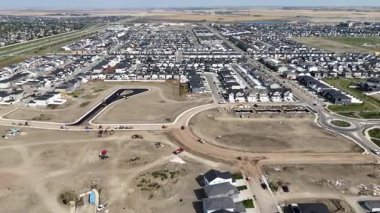 Saskatoon 'daki Brighton' un 4K hava görüntüsü hızla büyüyen doğu yakasındaki bu yeni evleri, parkları ve ticari alanları gösteriyor..