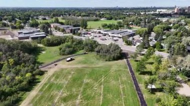 Saskatoon 'daki Eastview' in 4K hava manzarasında yerleşim caddeleri, parklar ve okullar yer alıyor..