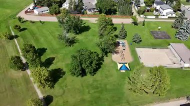 Saskatoon 'daki Eastview' in 4K hava manzarasında yerleşim caddeleri, parklar ve okullar yer alıyor..