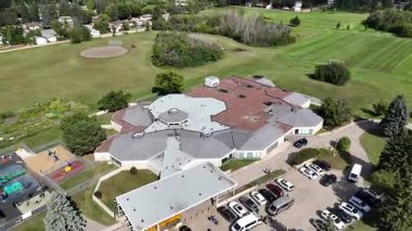 Saskatoon 'daki Eastview' in 4K hava manzarasında yerleşim caddeleri, parklar ve okullar yer alıyor..