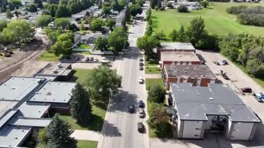 Saskatoon 'daki Eastview' in 4K hava manzarasında yerleşim caddeleri, parklar ve okullar yer alıyor..