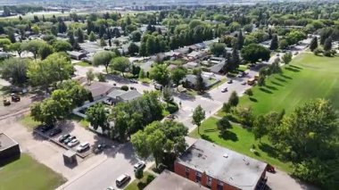 Saskatoon 'daki Eastview' in 4K hava manzarasında yerleşim caddeleri, parklar ve okullar yer alıyor..