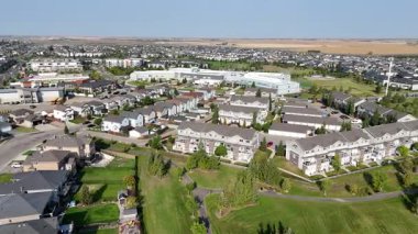 Saskatoon 'daki Hampton Village' ın 4K hava görüntüsü, bu aile dostu kuzeybatı mahallesindeki evleri, okulları ve parkları gösteriyor.