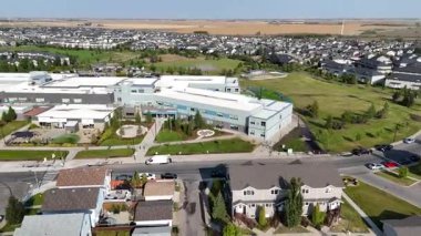 Saskatoon 'daki Hampton Village' ın 4K hava görüntüsü, bu aile dostu kuzeybatı mahallesindeki evleri, okulları ve parkları gösteriyor.