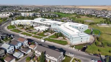 Saskatoon 'daki Hampton Village' ın 4K hava görüntüsü, bu aile dostu kuzeybatı mahallesindeki evleri, okulları ve parkları gösteriyor.