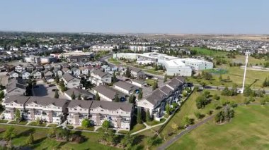 Saskatoon 'daki Hampton Village' ın 4K hava görüntüsü, bu aile dostu kuzeybatı mahallesindeki evleri, okulları ve parkları gösteriyor.