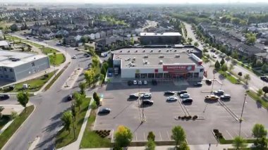 Saskatoon 'daki Hampton Village' ın 4K hava görüntüsü, bu aile dostu kuzeybatı mahallesindeki evleri, okulları ve parkları gösteriyor.