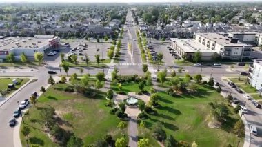 Saskatoon 'daki Hampton Village' ın 4K hava görüntüsü, bu aile dostu kuzeybatı mahallesindeki evleri, okulları ve parkları gösteriyor.