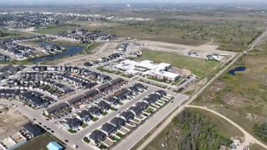 Martensville, SK 'deki Vista Gölü' nün 4K hava manzarasında Saskatoon 'un kuzeyindeki bu büyüyen toplulukta yeni yerleşim alanları, parklar, okullar ve göller yer alıyor..