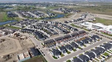 Martensville, SK 'deki Vista Gölü' nün 4K hava manzarasında Saskatoon 'un kuzeyindeki bu büyüyen toplulukta yeni yerleşim alanları, parklar, okullar ve göller yer alıyor..