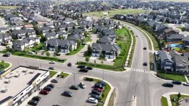 Saskatoon 'daki Rosewood' un 4K hava görüntüsü, bu canlı ve büyüyen güneydoğu mahallesindeki modern evleri, parkları, okulları ve yeşil alanları vurguluyor..