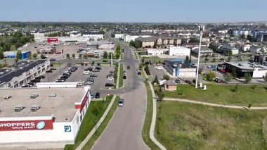 Saskatoon 'daki Rosewood' un 4K hava görüntüsü, bu canlı ve büyüyen güneydoğu mahallesindeki modern evleri, parkları, okulları ve yeşil alanları vurguluyor..