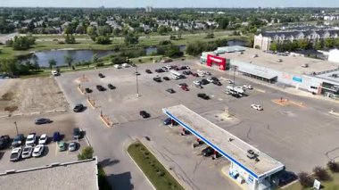 Saskatoon 'daki Rosewood' un 4K hava görüntüsü, bu canlı ve büyüyen güneydoğu mahallesindeki modern evleri, parkları, okulları ve yeşil alanları vurguluyor..