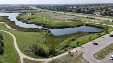 Saskatoon 'daki Rosewood' un 4K hava görüntüsü, bu canlı ve büyüyen güneydoğu mahallesindeki modern evleri, parkları, okulları ve yeşil alanları vurguluyor..