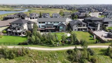 Saskatoon 'daki Rosewood' un 4K hava görüntüsü, bu canlı ve büyüyen güneydoğu mahallesindeki modern evleri, parkları, okulları ve yeşil alanları vurguluyor..