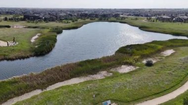 Saskatoon 'daki Rosewood' un 4K hava görüntüsü, bu canlı ve büyüyen güneydoğu mahallesindeki modern evleri, parkları, okulları ve yeşil alanları vurguluyor..